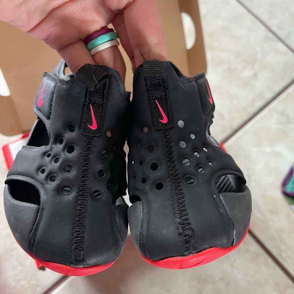 Girls Nike sunray size 6